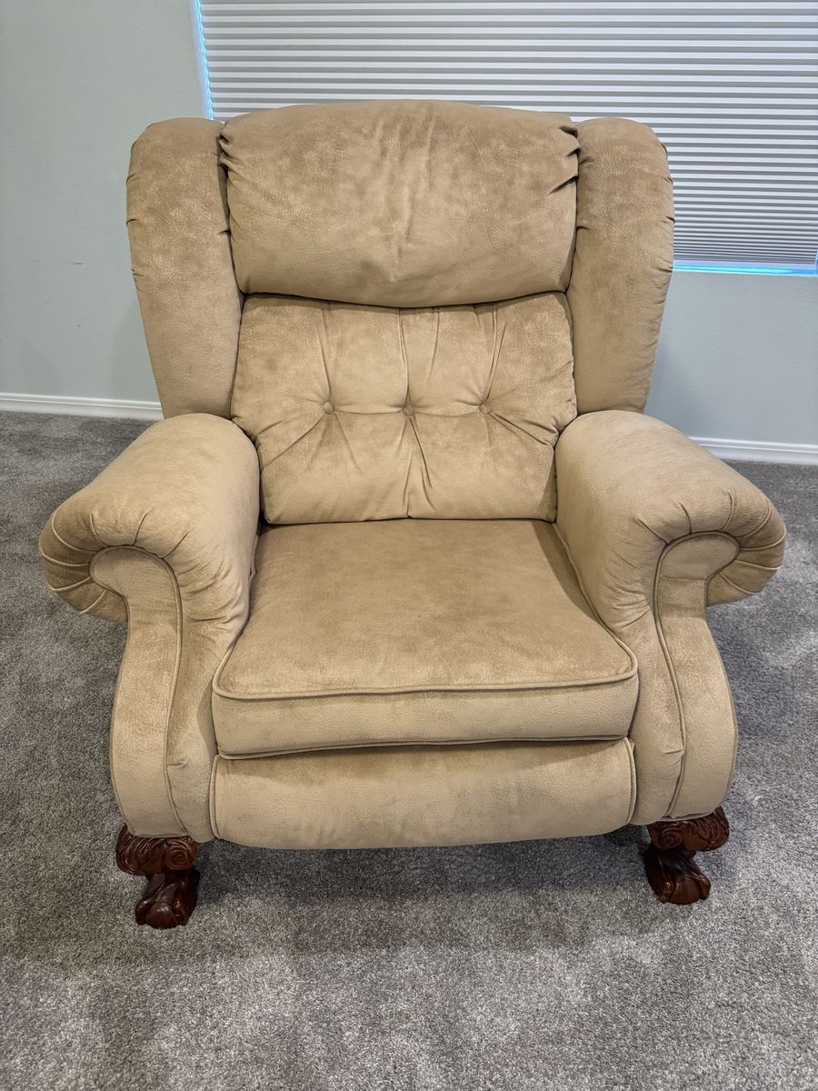 Comfortable Eagle Claw Recliner