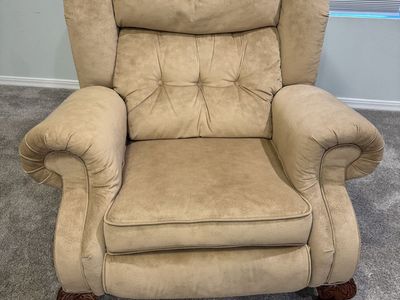 Comfortable Eagle Claw Recliner