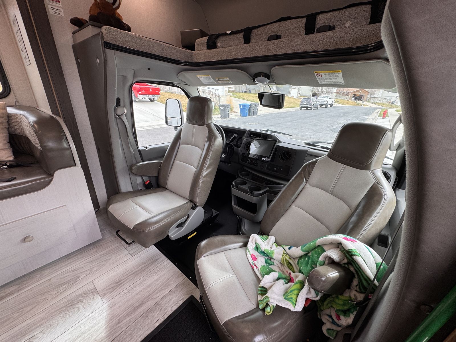 Coachmen 23FS fully stocked motorhome- sleeps 6- for rent