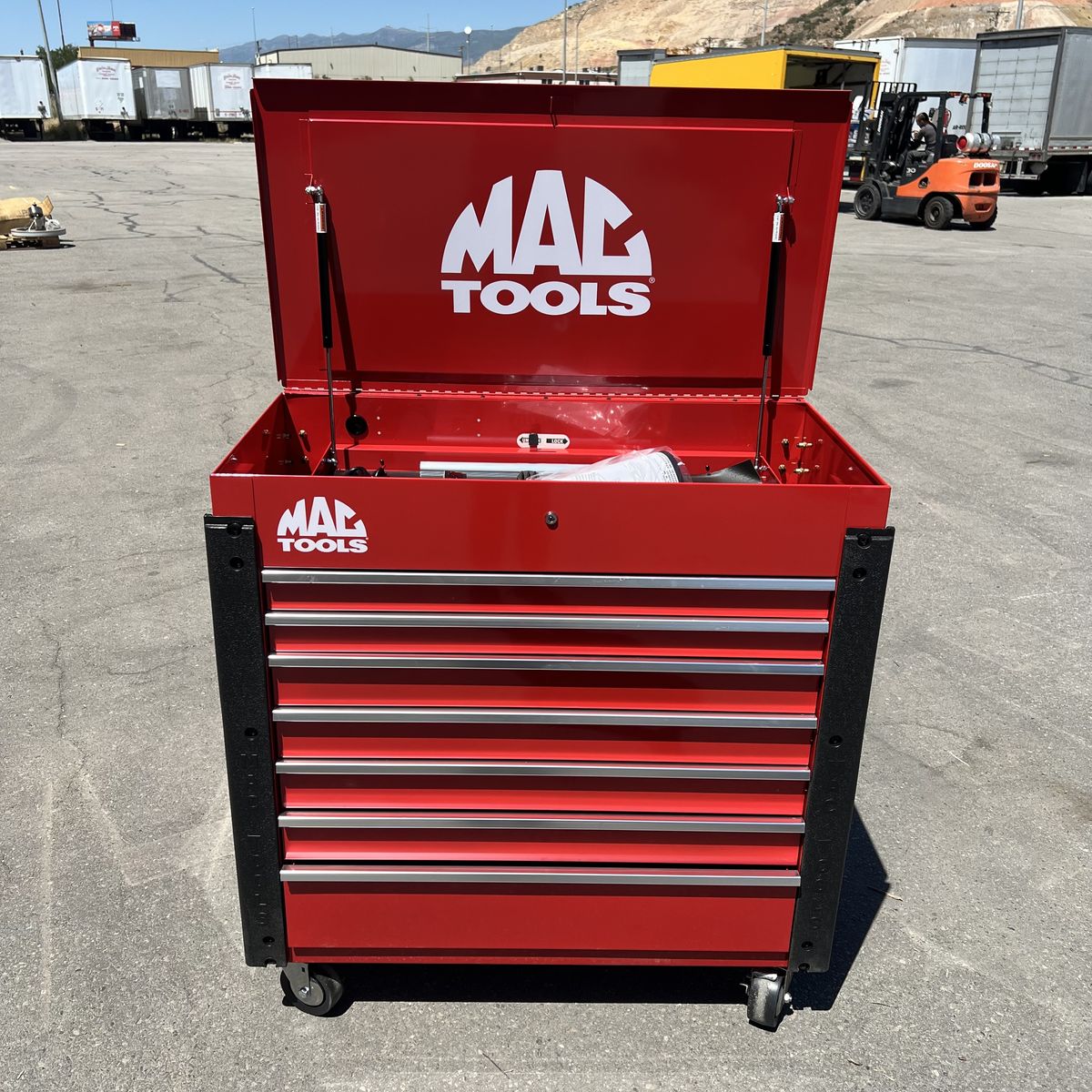 MAC TOOLS 7 Drawer Utility Cart  43" H x 41 W x 22 D Firebrick Red UC4222DTF-RD