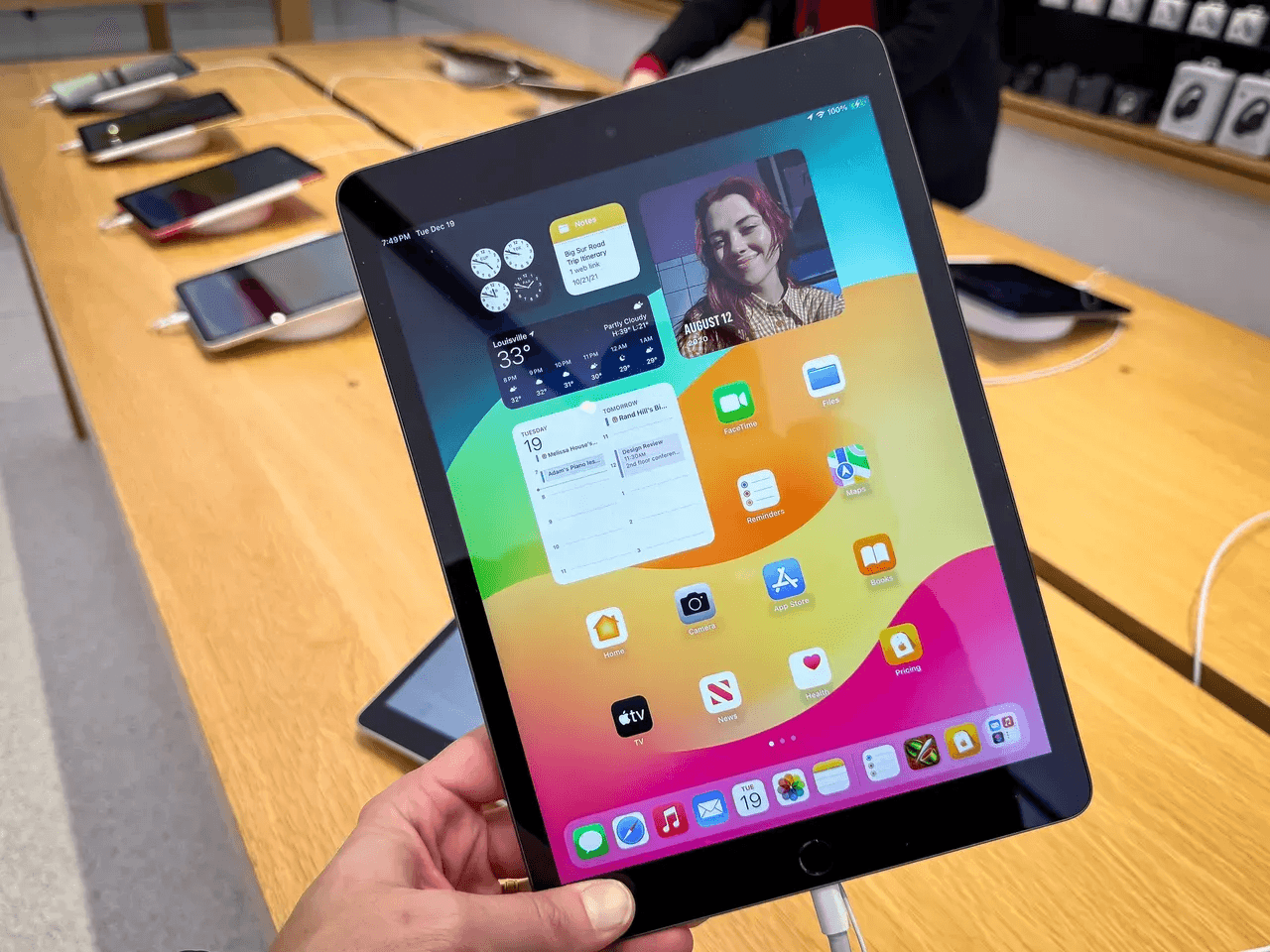 Apple ipad 5, 6, 7, 8 and 9 all available and iphone too ( Prices in description )0