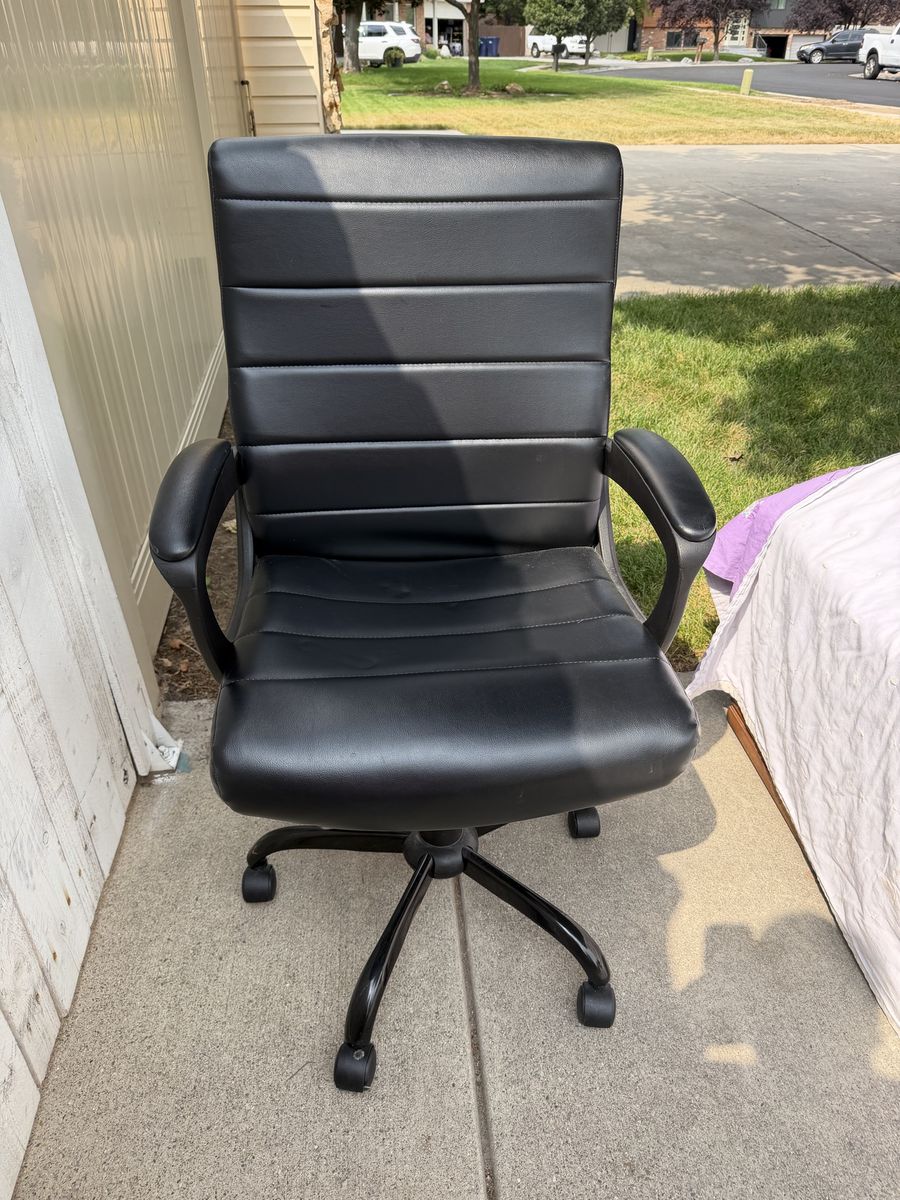 Black Faux Leather Executive Office Chair - Swivel Desk Chair with Armrests