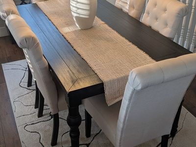 Brookwood Hardwood 6-person dining set (carpet included)