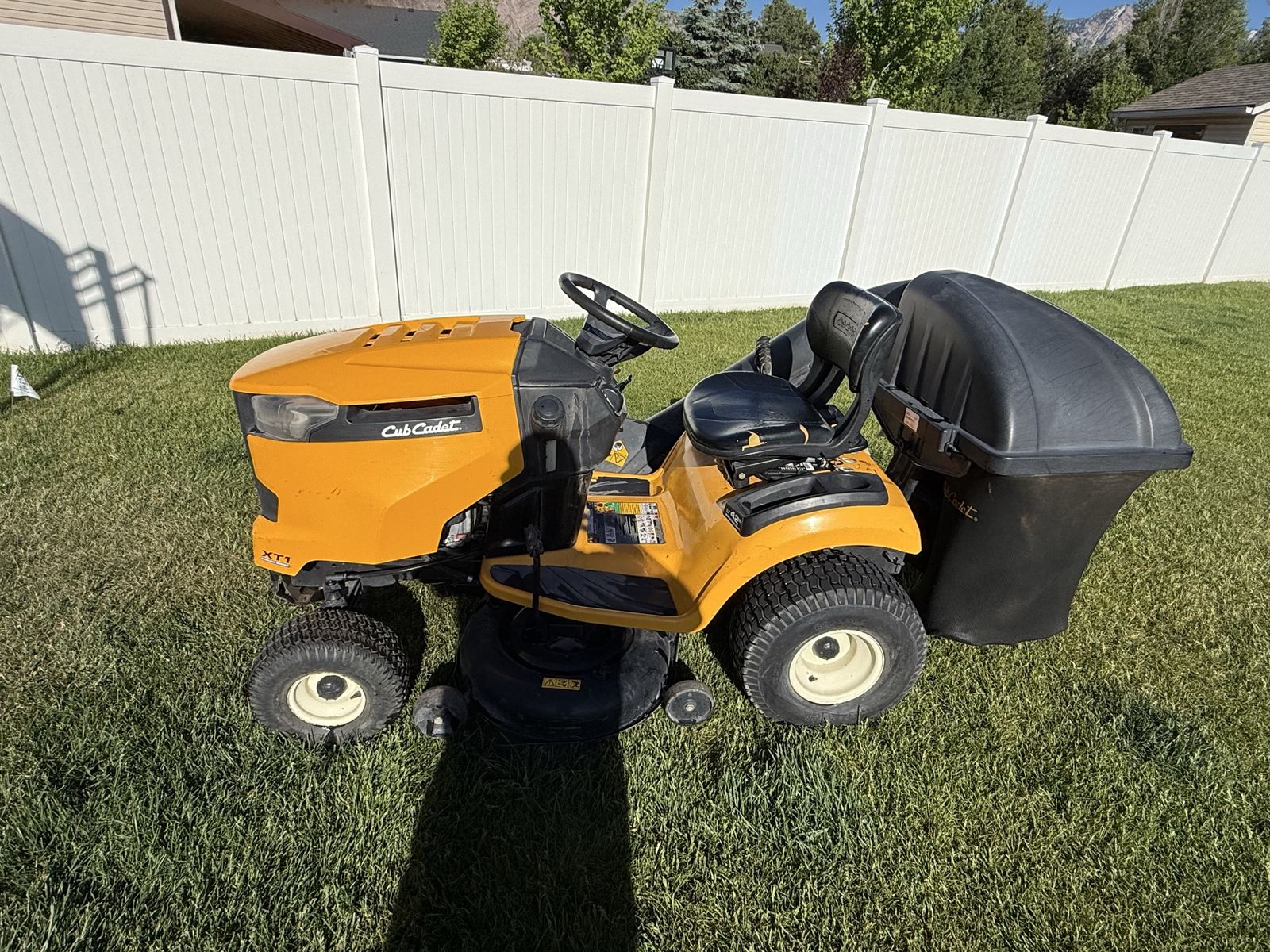 Cub Cadet XT1 Riding Lawnmower w/ Bagger