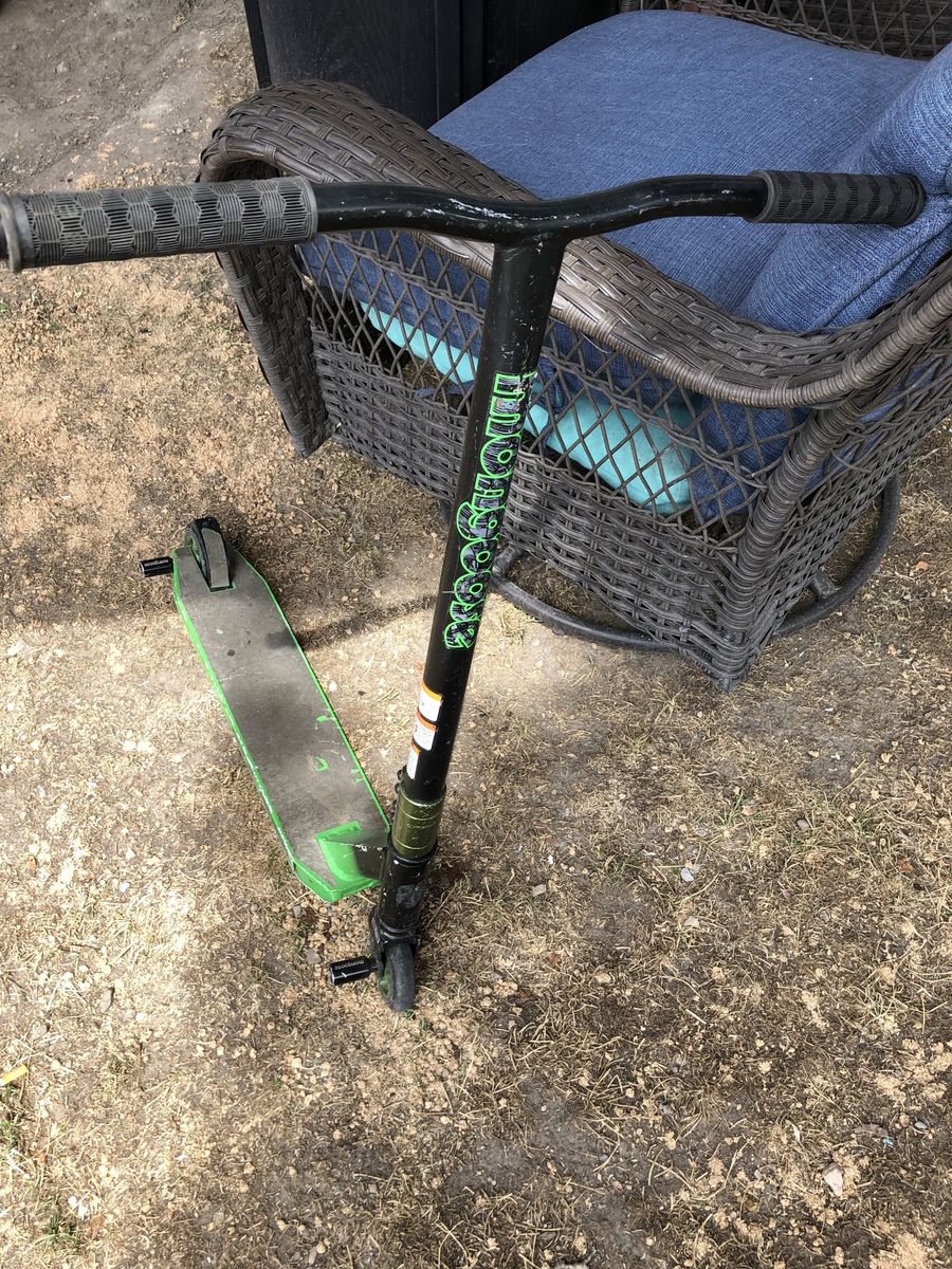 Mongoose Stunt Kick Scooter - Black & Green with Axle Pegs
