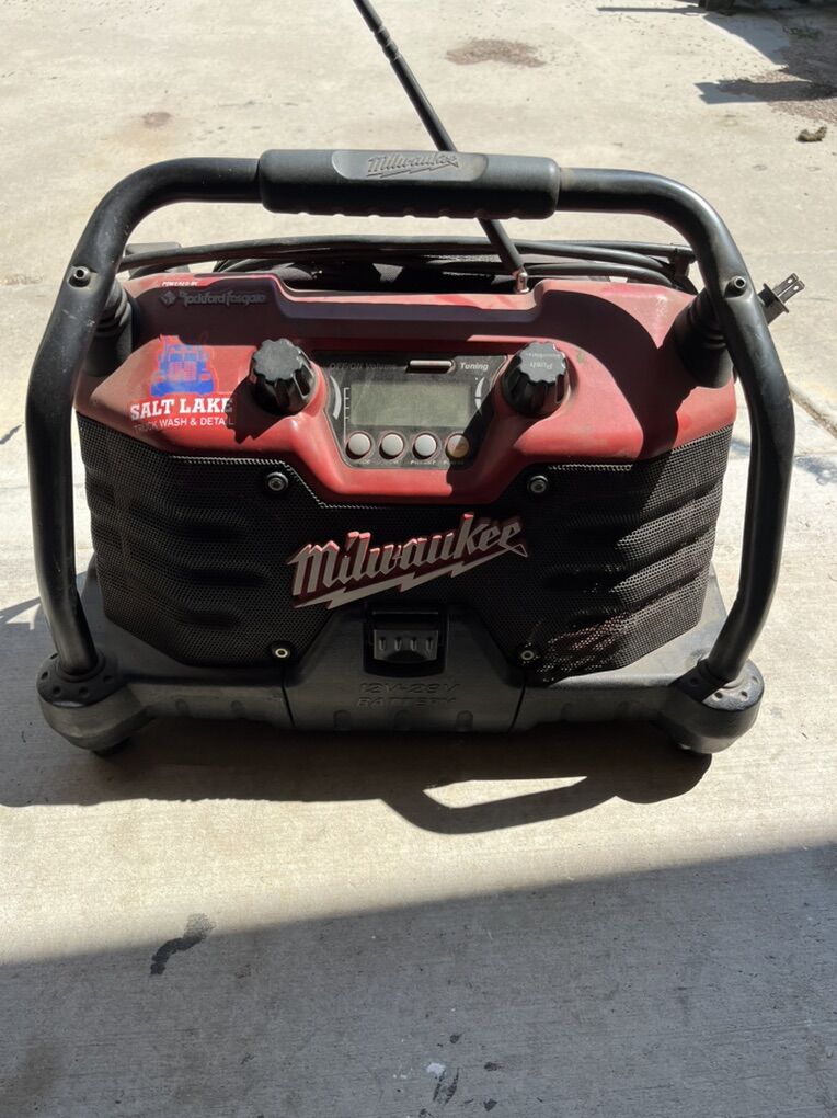 Millwalkie Radio With Battery Charger
