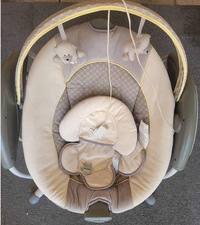 Graco Baby Swing & Soother with Vibration and Music - Beige/Gray, 3 free Pacifier to give!