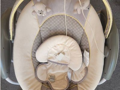 Graco Baby Swing & Soother with Vibration and Music - Beige/Gray, 3 free Pacifier to give!