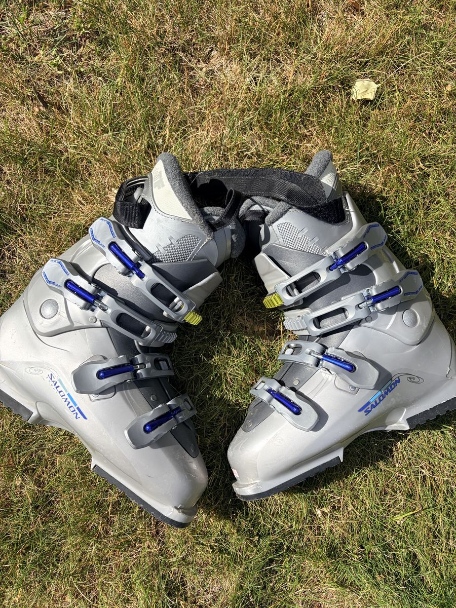 Women’s Salomon ski boot