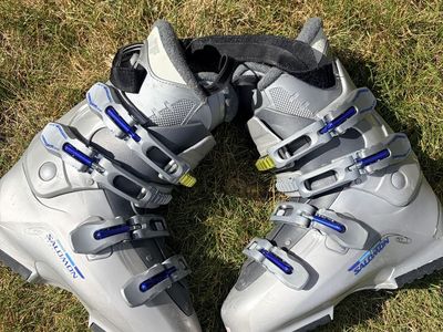 Women’s Salomon ski boot