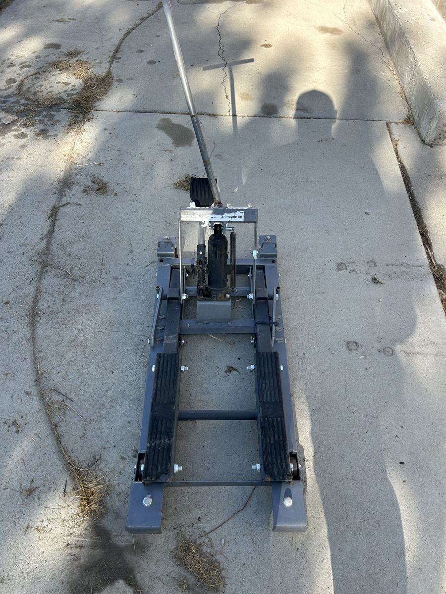 Hydraulic ATV lift