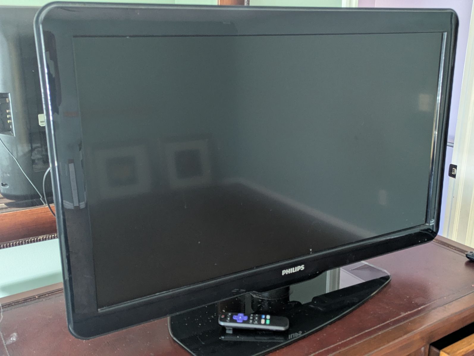 Televisión with Roku Stick and remote