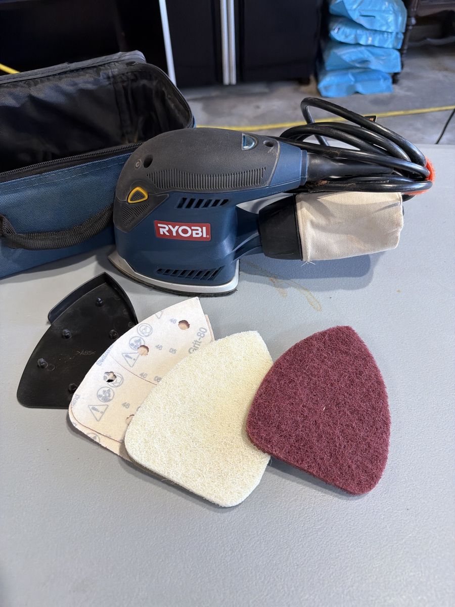 Ryobi Detail Sander with Storage Bag and Sanding Pads