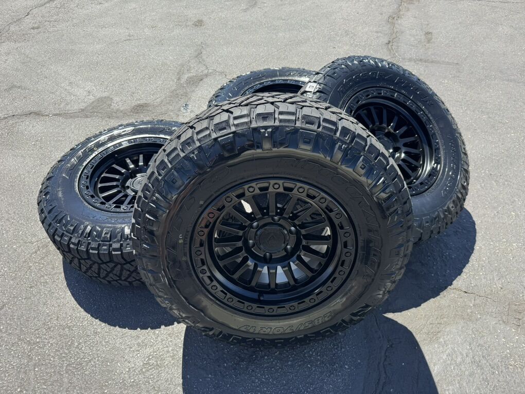 17 Arena Trophy 6 Lug 6x5.5 33 Nitto R/T 285/70R17