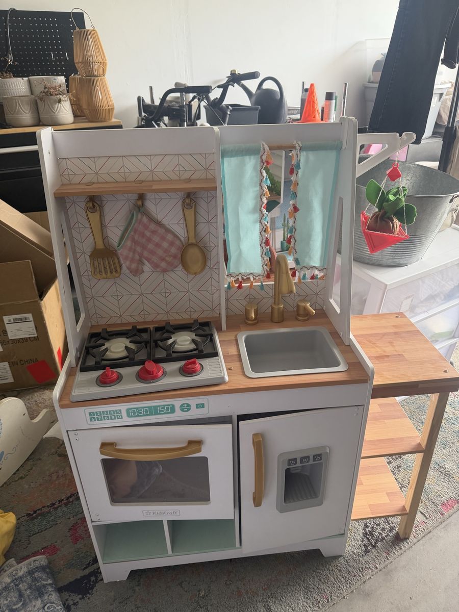 Toy kitchen 
