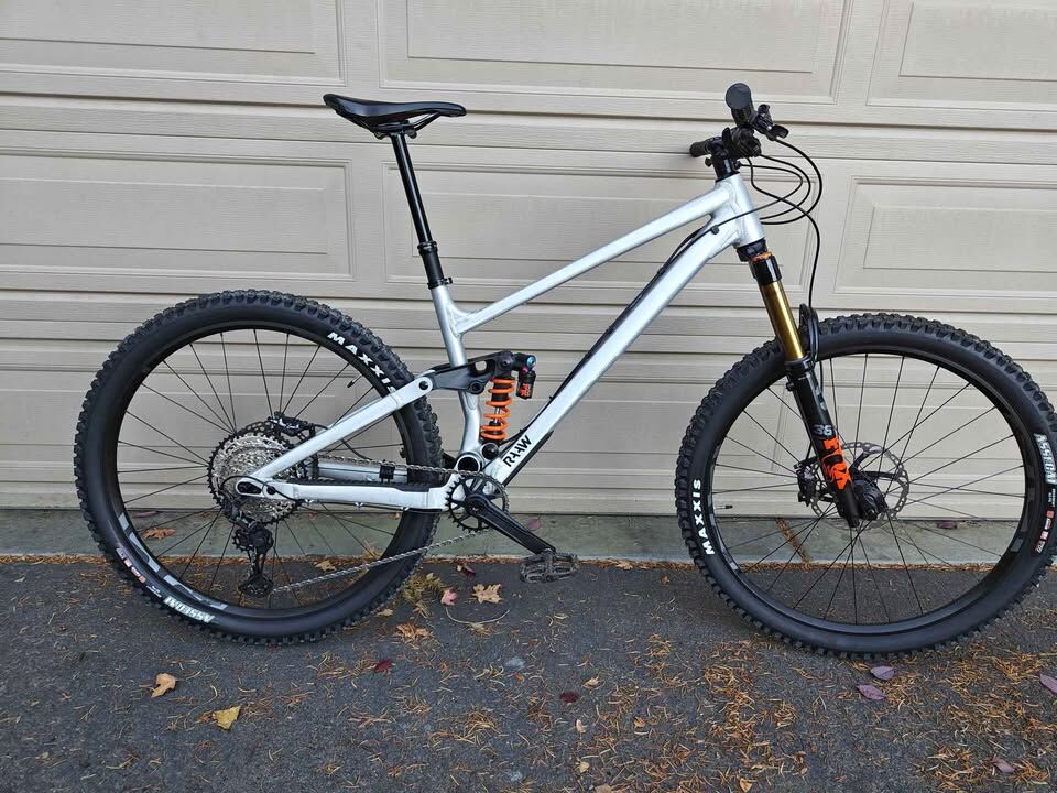 RAAW Jibb v1 mountain bike, size L, with many brand new parts and extras