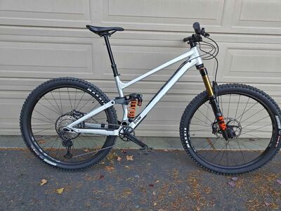 RAAW Jibb v1 mountain bike, size L, with many brand new parts and extras