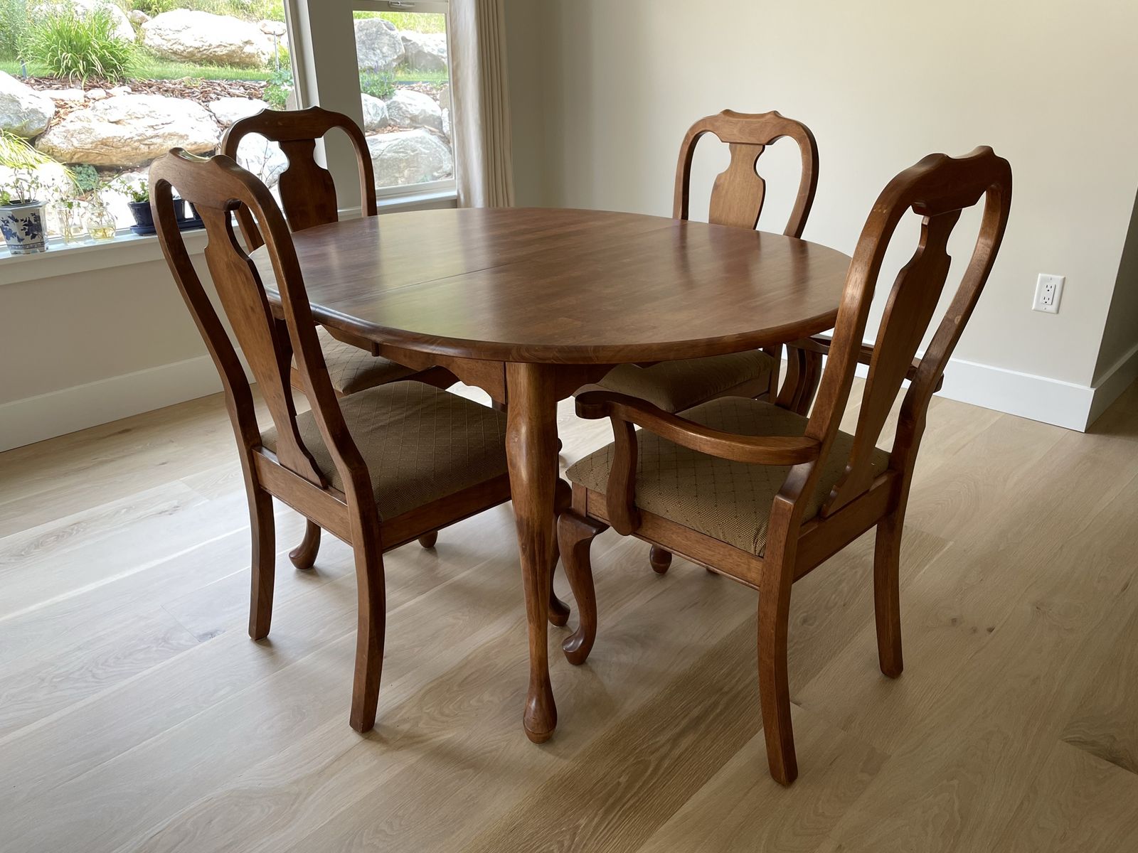 Extension Dining Table w/2 Leaves and 6 Chairs
