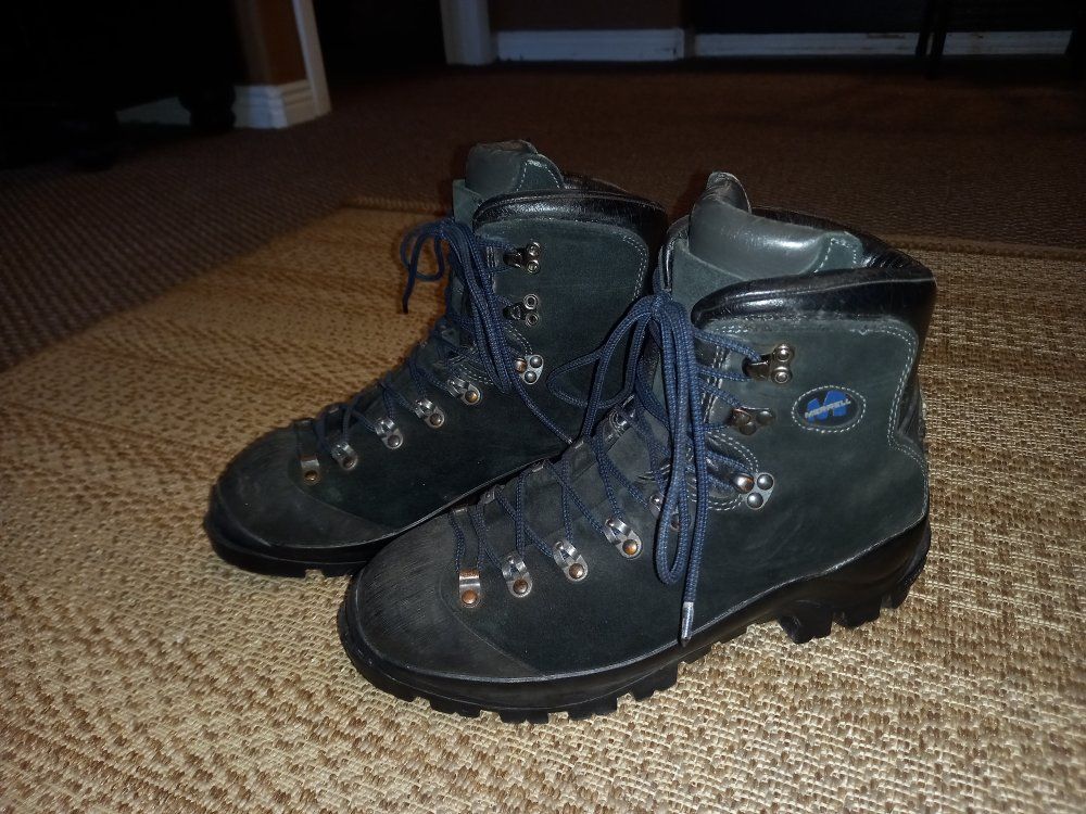 Men's Merrell Mountaineering Boots with Vibram Soles size 10