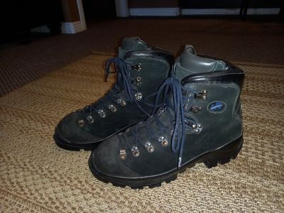 Men's Merrell Mountaineering Boots with Vibram Soles size 10