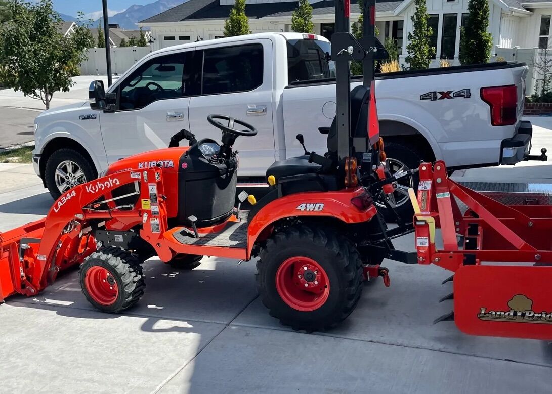 Kubota Light Duty Tractor - Numerous Tools