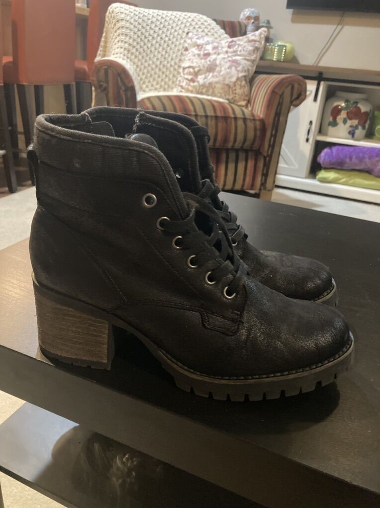 Womens Size 8.5 heeled Boots