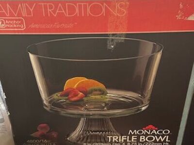 Pristine Anchor Hocking Monaco Glass Trifle Bowl with original box