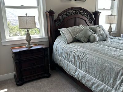 4-PC LUXURIOUS QUEEN BEDROOM SET