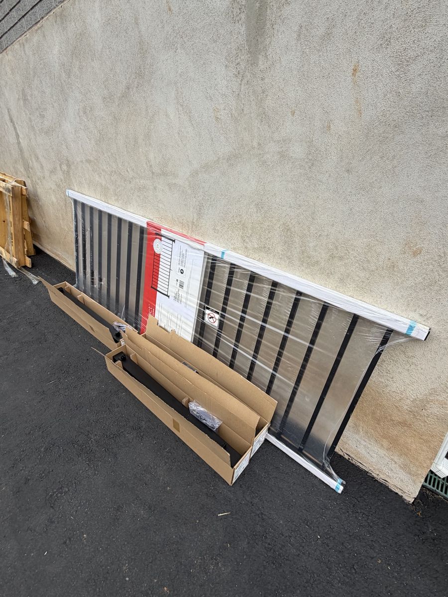 TREX Select Aluminum Railing Horizontal Panel 8' x 36" Charcoal Black New and 3 deck posts. DISCOUNTED