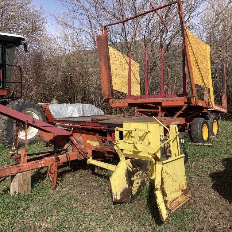 New Holland Stackliner Bale Wagon 1032