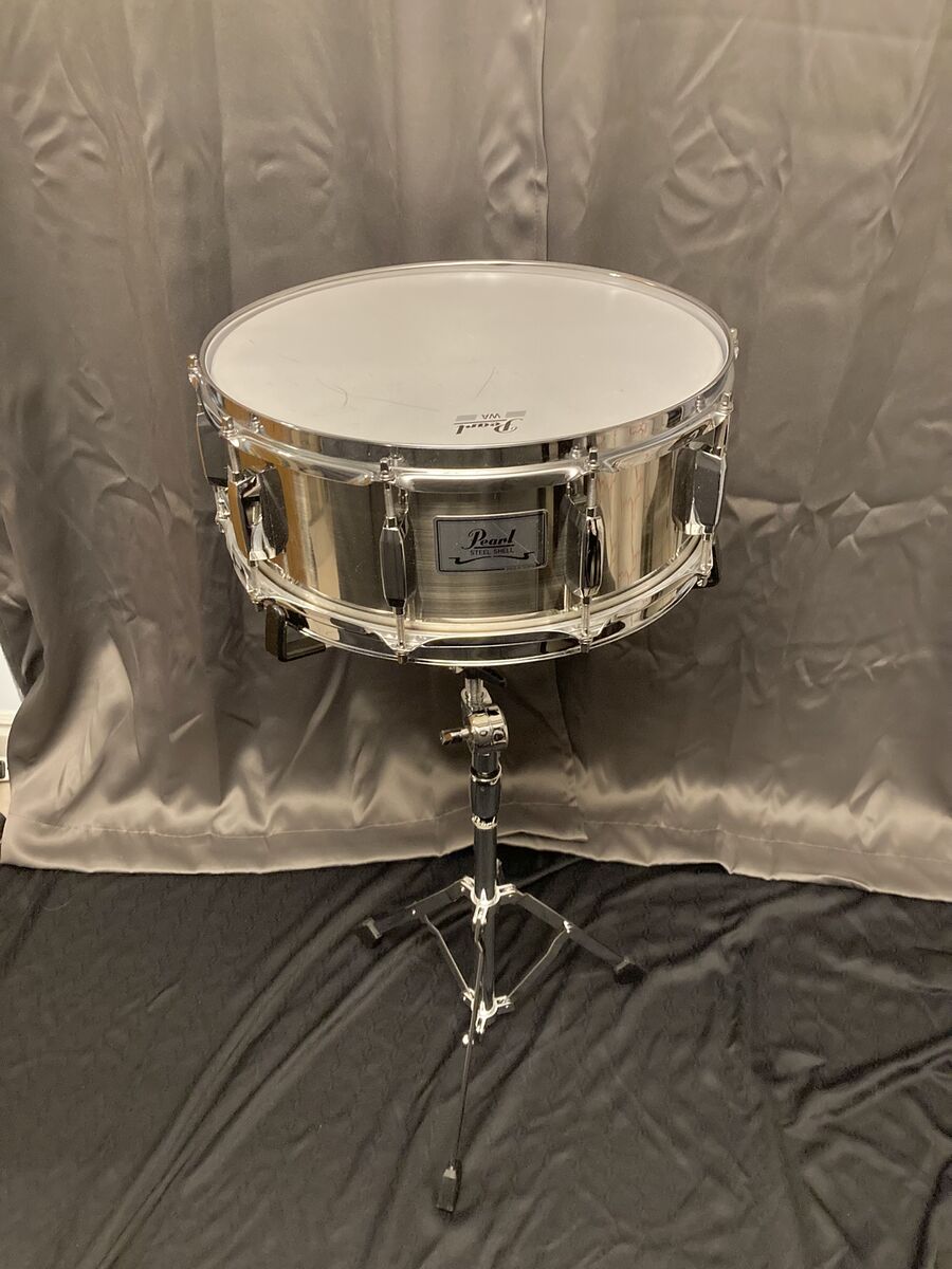 Silver Pearl 14 Snare Drum w/hardware and wheeled carrying case