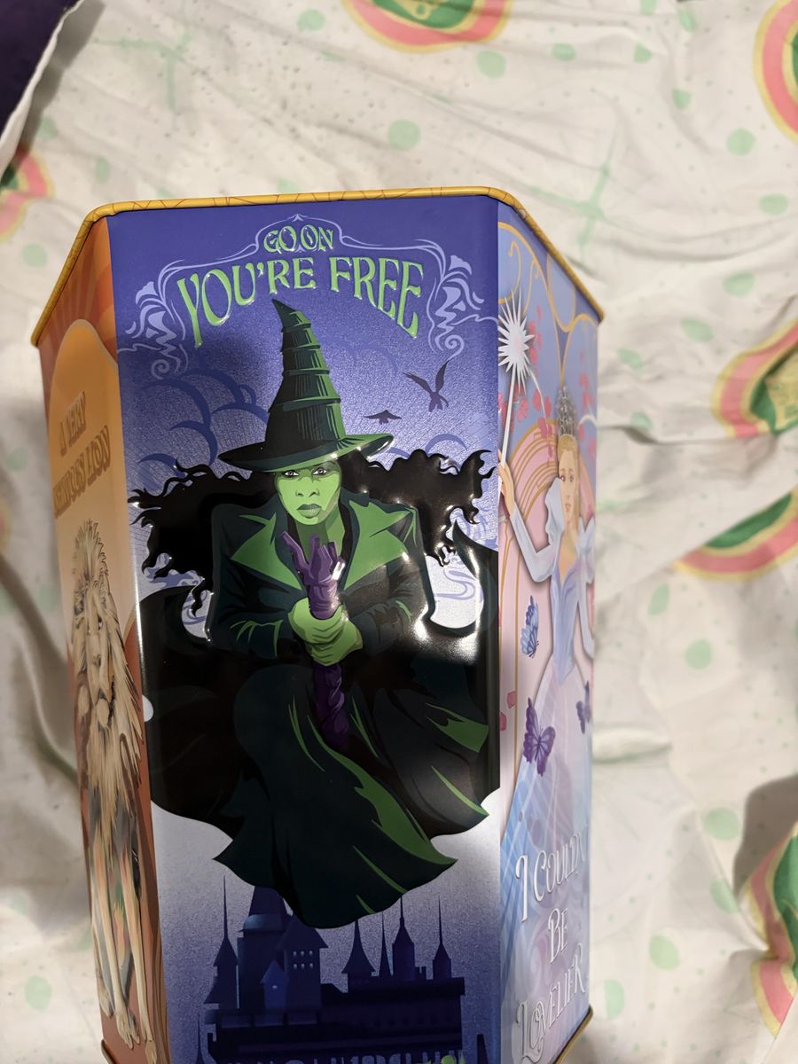 Wicked metal popcorn tin with Tumblr wicked set