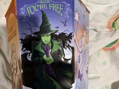 Wicked metal popcorn tin with Tumblr wicked set