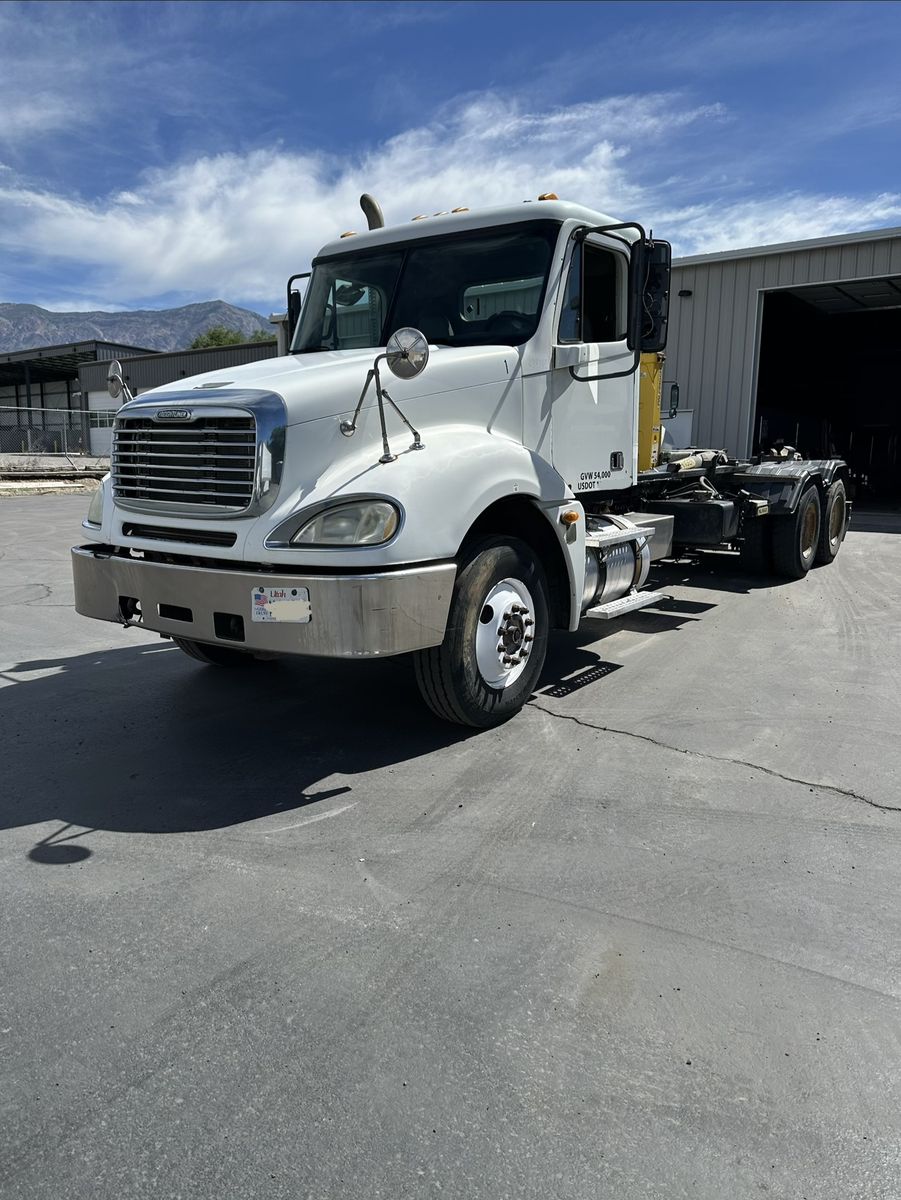 2007 freight liner Hook lift / roll off / dumpster truck
