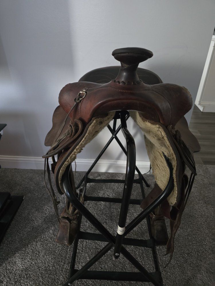 Bear Trap saddle heavy leather good condition 