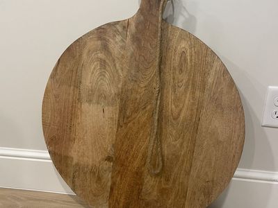 Wood charcuterie/pizza board and decor