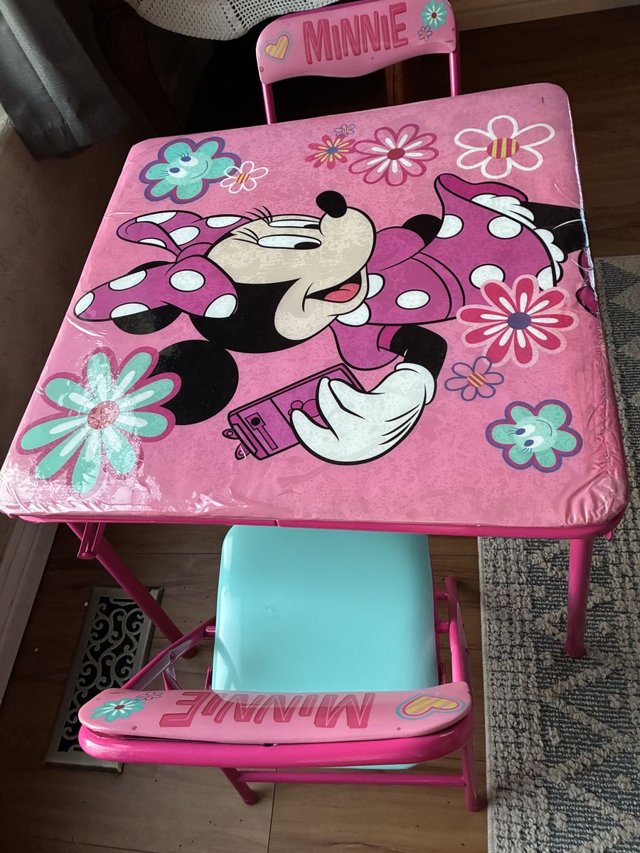 Minnie Table and 2 chairs