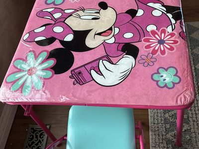 Minnie Table and 2 chairs
