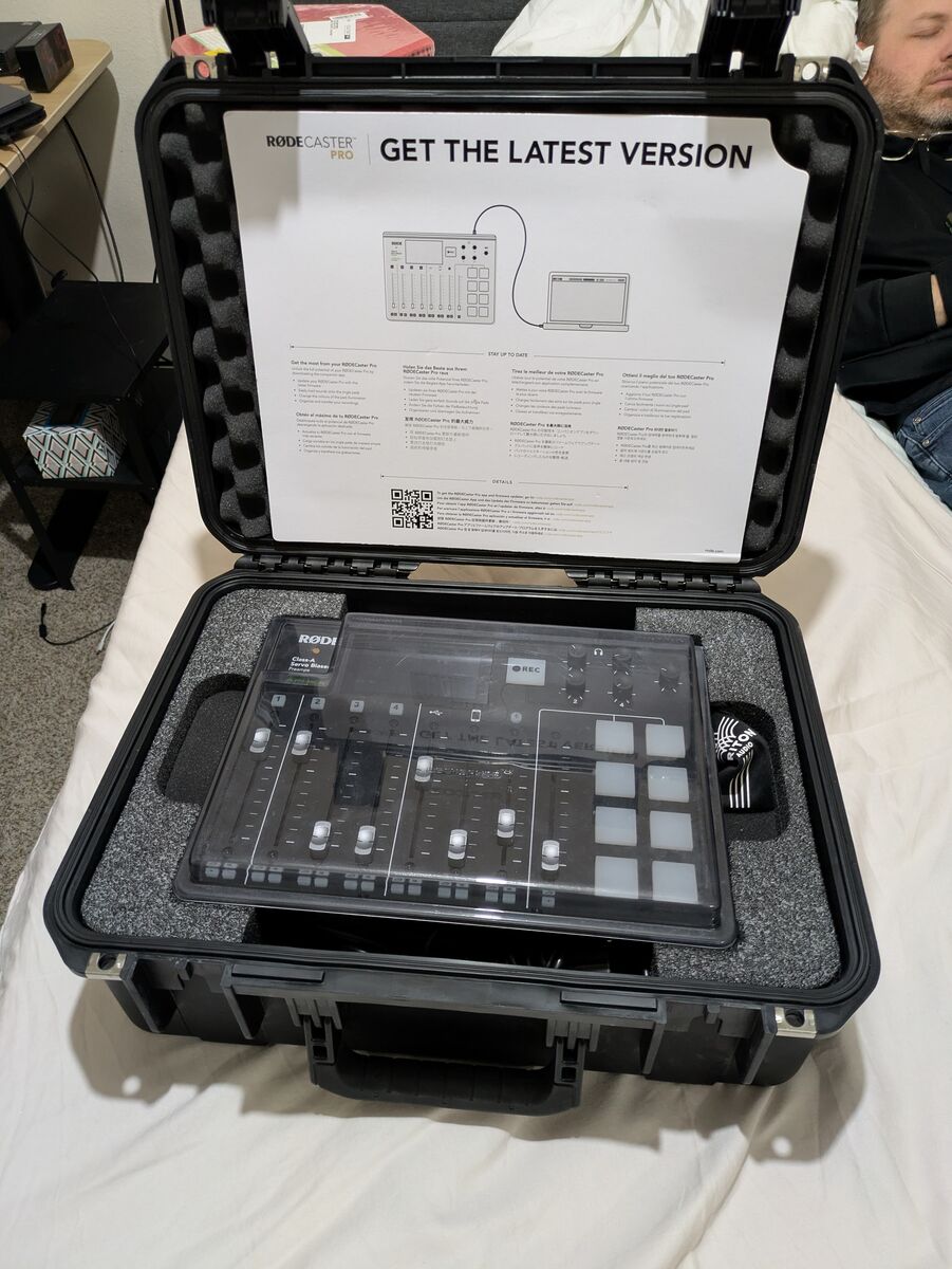 Rodecaster Pro + 3x Podmics + 3x Rode PSA1 + XLR cables + Travel case + More