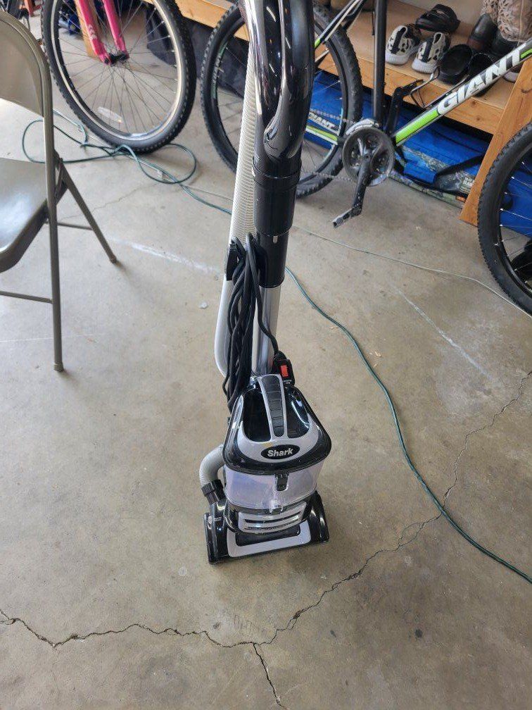 SHARK LIFT AWAY DELUXE WORKS GREAT