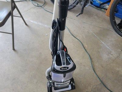 SHARK LIFT AWAY DELUXE WORKS GREAT