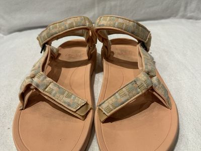 Teva women’s size 9 peach sports sandals