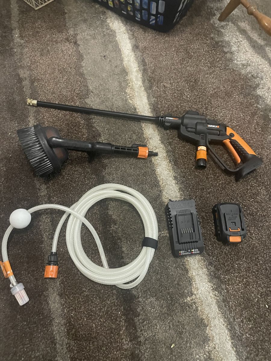 20v worx electric pressure washer with attachments selling as is