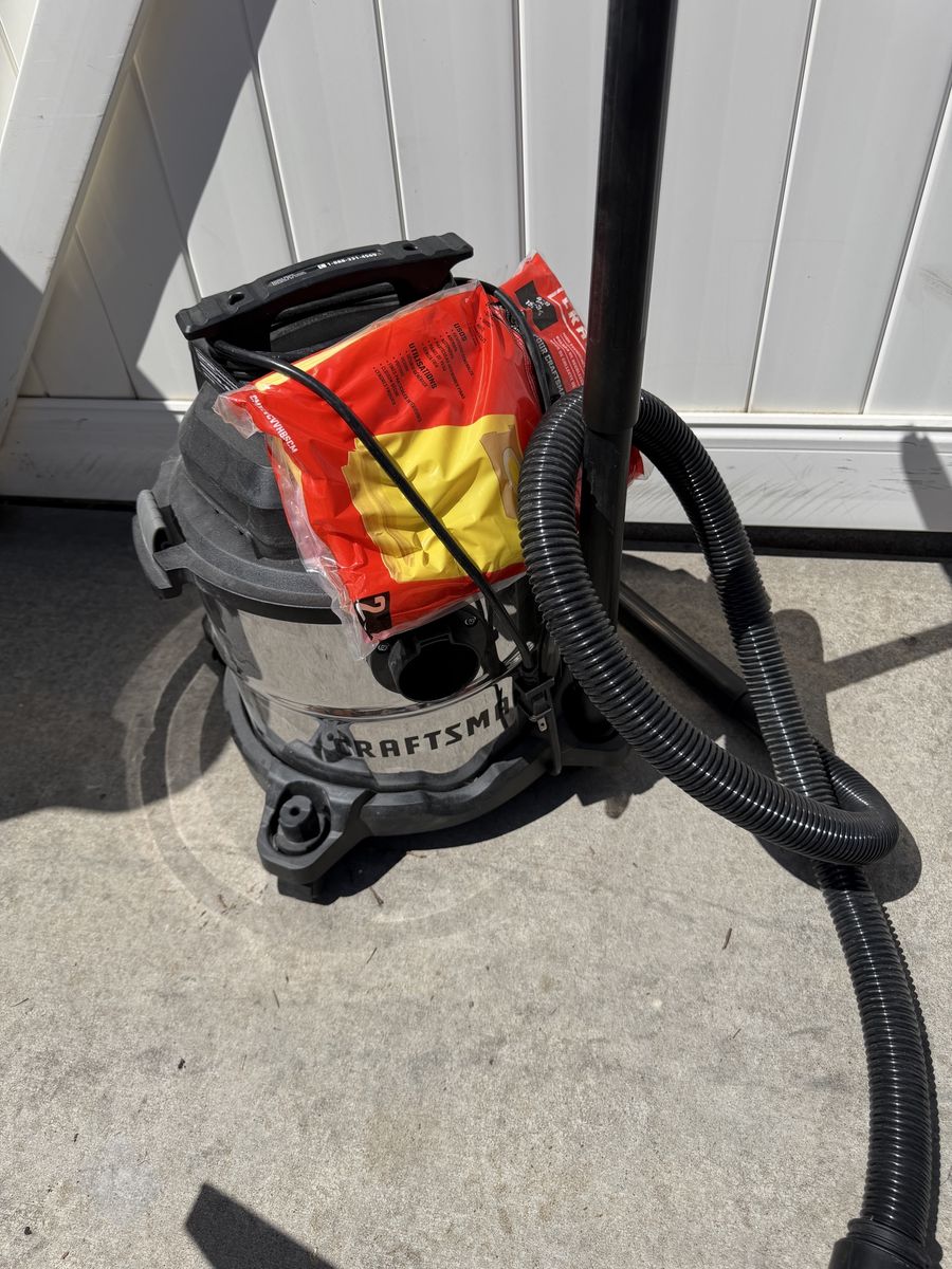 Craftsman Shop Vac Wet/Dry Vacuum Cleaner with Hose and Accessories - Excellent Condition