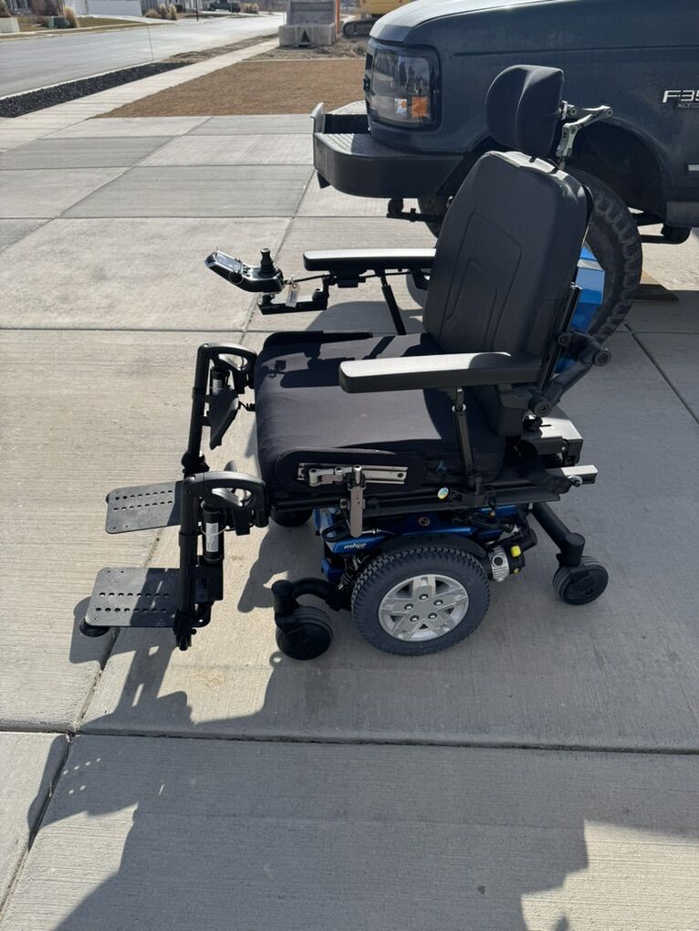 Quantum Rehab (by Pride Mobility) Q6 Edge w iLevel