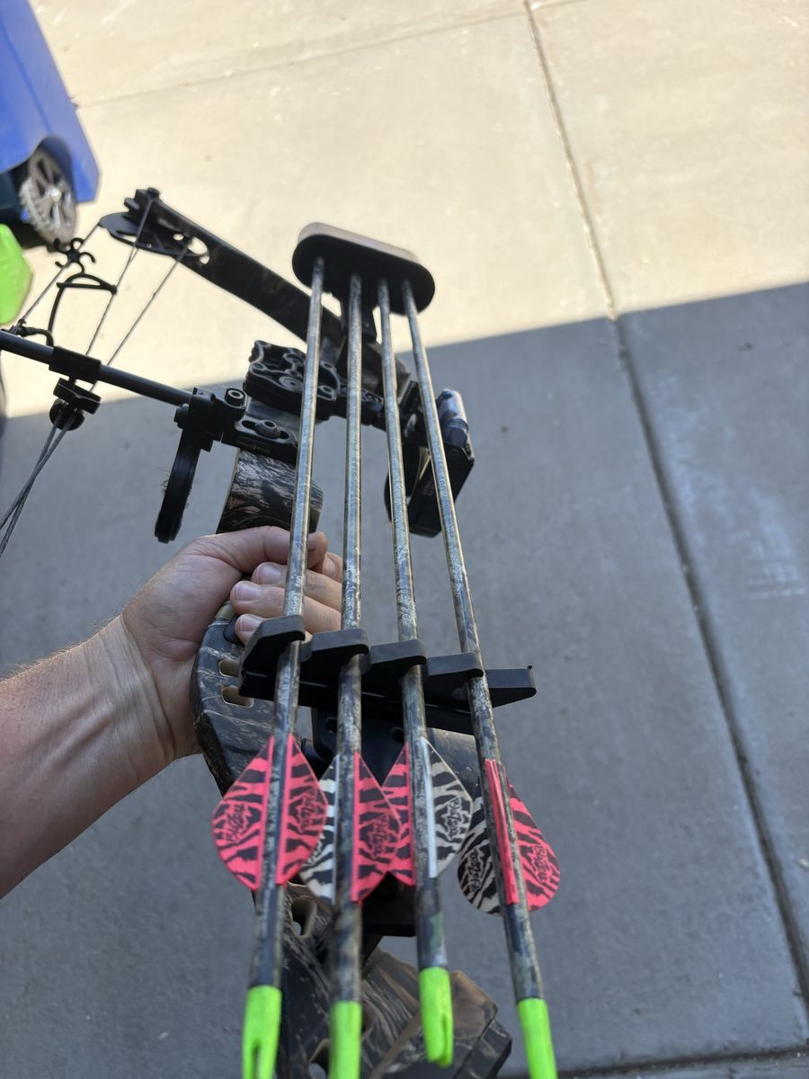 Diamond by Bowtech Youth Compound Bow with Quiver and Arrows