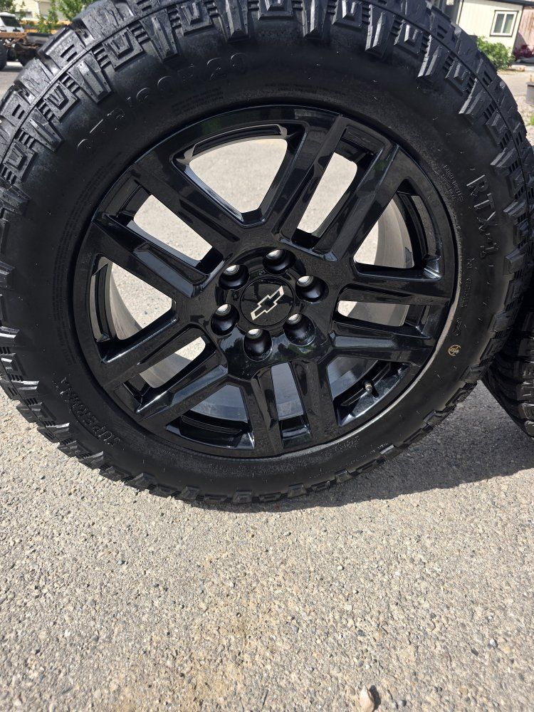 Supermax RTX-1 LT 275/60R20 Tires with Gloss Black Chevrolet Wheels