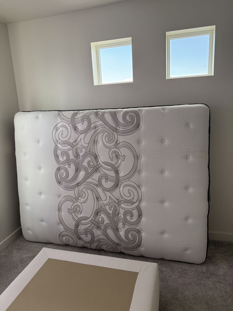 Queen bed medium firm optional w/base