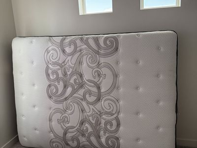 Queen bed medium firm optional w/base