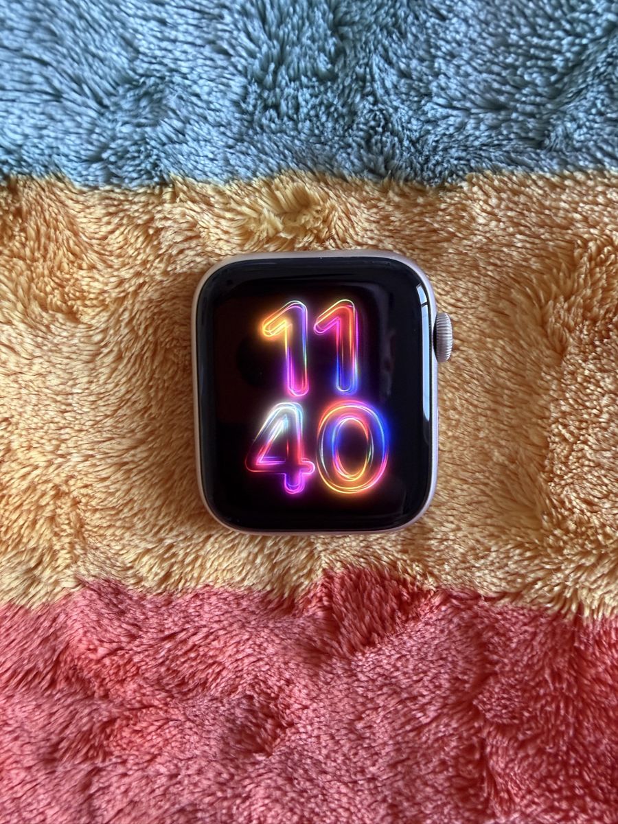 Apple Watch SE (2nd Gen) GPS+Cellular 44mm Starlight Aluminum Case with Black Nike Sport Band